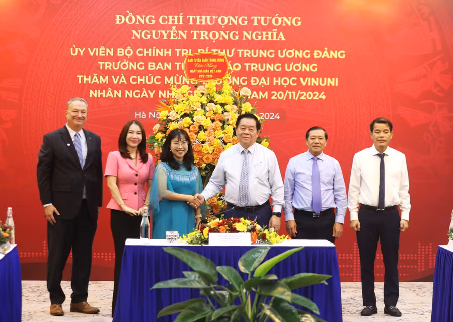 Trưởng ban Tuyên giáo Trung ương chúc mừng thầy trò Trường Đại học VinUni.