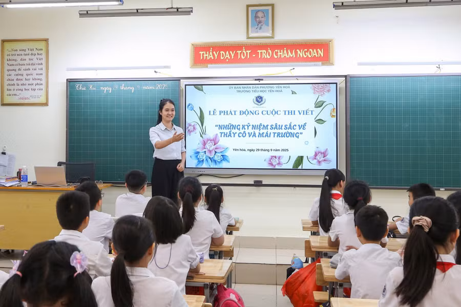 Giáo viên thông tin với học sinh về thể lệ cuộc thi. 