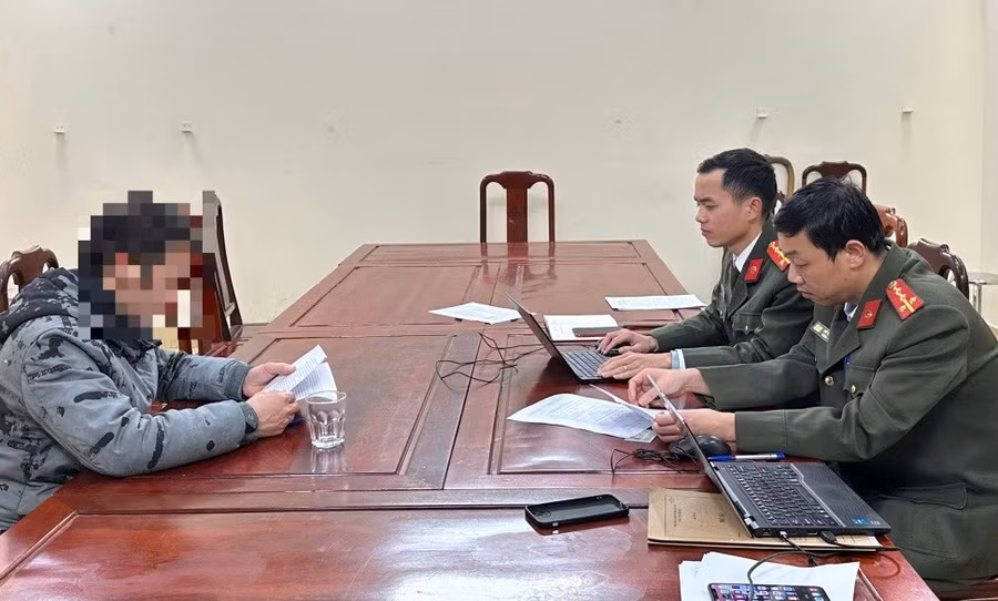 Công an làm việc với trường hợp vi phạm.