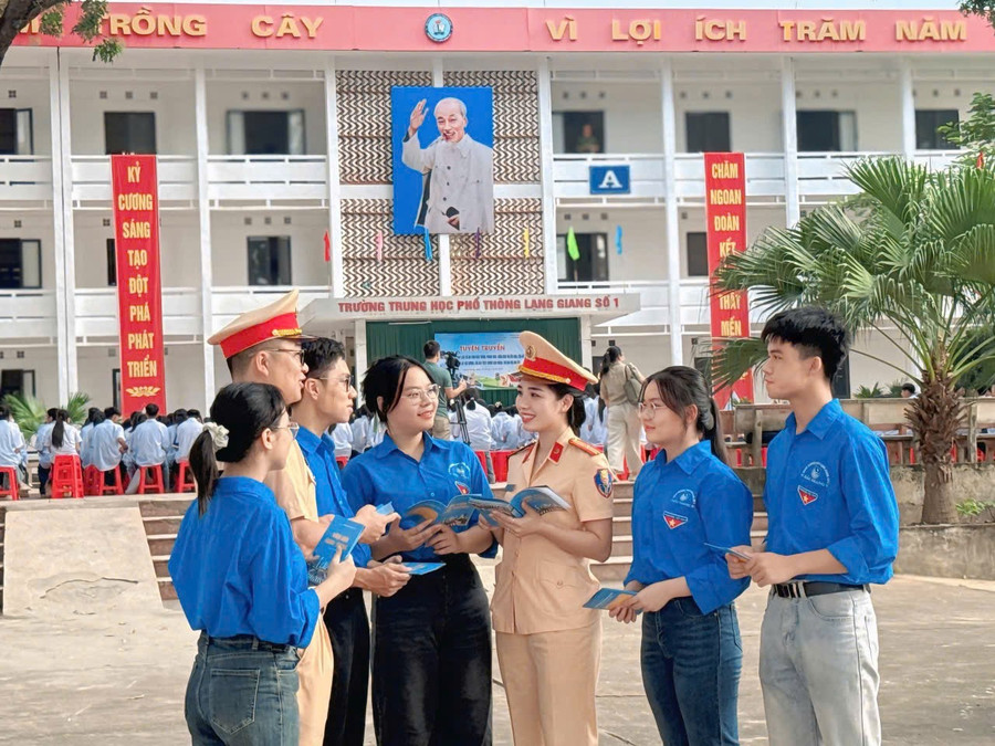 Cảnh sát giao thông tuyên truyền ATGT cho học sinh Trường THPT Lạng Giang số 1 sáng 4/9. z6976055232506-f99b7a0b55242a71e02f350c35e3068f.jpg