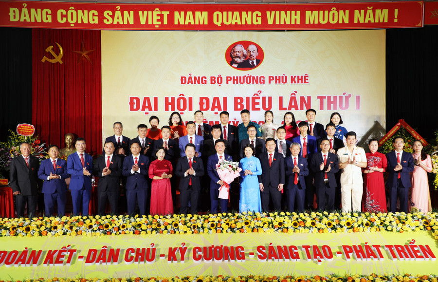 Phó Bí thư Tỉnh ủy Bắc Ninh Nguyễn Hương Giang (hàng đầu, thứ 9 bên trái) tặng hoa chúc mừng Ban Chấp hành Đảng bộ phường Phù Khê nhiệm kỳ 2025 - 2030. pk-1.jpg
