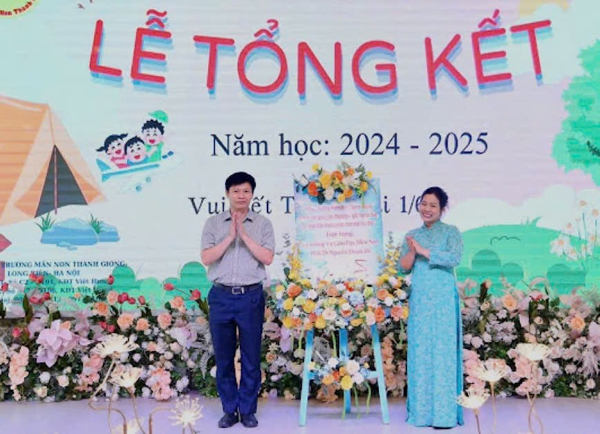 Ông Nguyễn Thanh Đề - Vụ trưởng Vụ Giáo dục Mầm non (Bộ GD&ĐT) tặng hoa, chúc mừng. hua-1.jpg