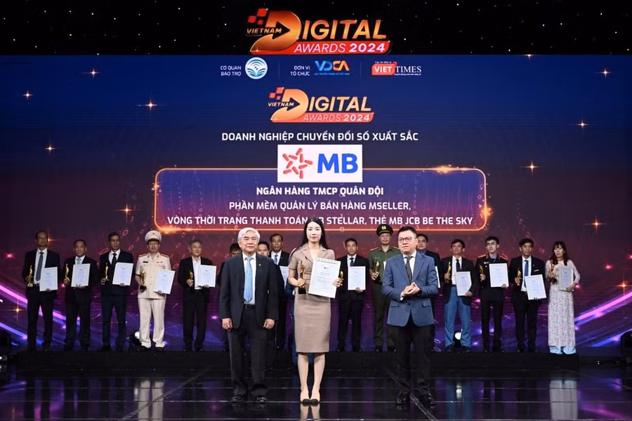 Bà Nguyễn Thùy Linh – Phó giám đốc Khối Ngân hàng số đại diện MB nhận giải thưởng tại sự kiện.