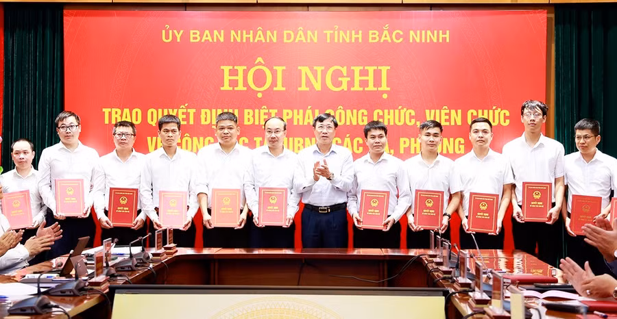 Giám đốc Sở Nội vụ Bắc Ninh Vũ Mạnh Hùng trao quyết định biệt phái cho các công chức, viên chức.