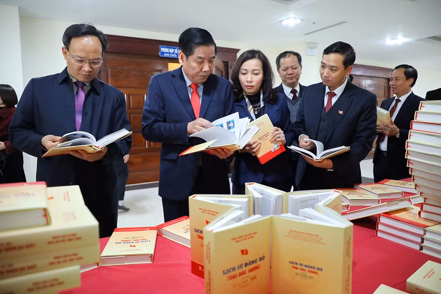 Lãnh đạo Thường trực Tỉnh ủy Bắc Giang và các đại biểu tham quan gian trưng bày sách tại hội nghị.