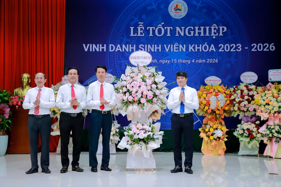 Ông Đoàn Xuân Thanh – Phó Giám đốc Sở GD&ĐT tỉnh Bắc Ninh chúc mừng BCI. a6.jpg