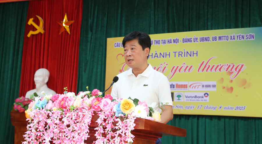 Ông Nguyễn Bá Khuyến - Bí thư Đảng ủy xã Yên Sơn động viên các em học sinh nỗ lực vươn lên trong học tập. a-2.jpg