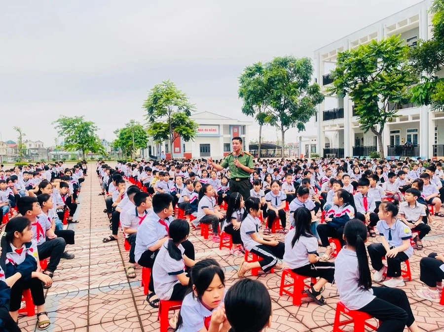 Công an TP Bắc Giang tuyên truyền phòng chống ma túy, tác hại của ma túy, một số thủ đoạn lôi kéo, dụ dỗ học sinh.