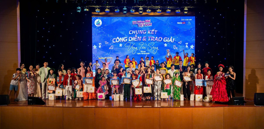 Hoàng Minh Trí và các tài năng nhí trong buổi vinh danh. gv-2.jpg