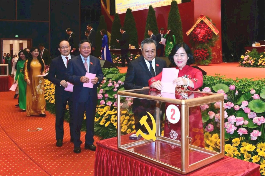 Bí thư Thành ủy Hà Nội Bùi Thị Minh Hoài và đại biểu tiến hành bỏ phiếu.