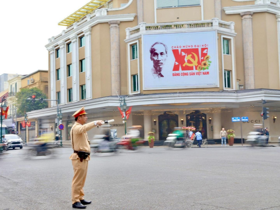 Đội CSGT đường bộ số 1 điều tiết giao thông tại Tràng Tiền - Hàng Bài.