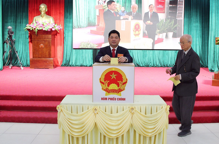 Ông Nguyễn Hồng Thái, Bí thư Tỉnh ủy Bắc Ninh bỏ phiếu bầu cử tại phường Bắc Giang.