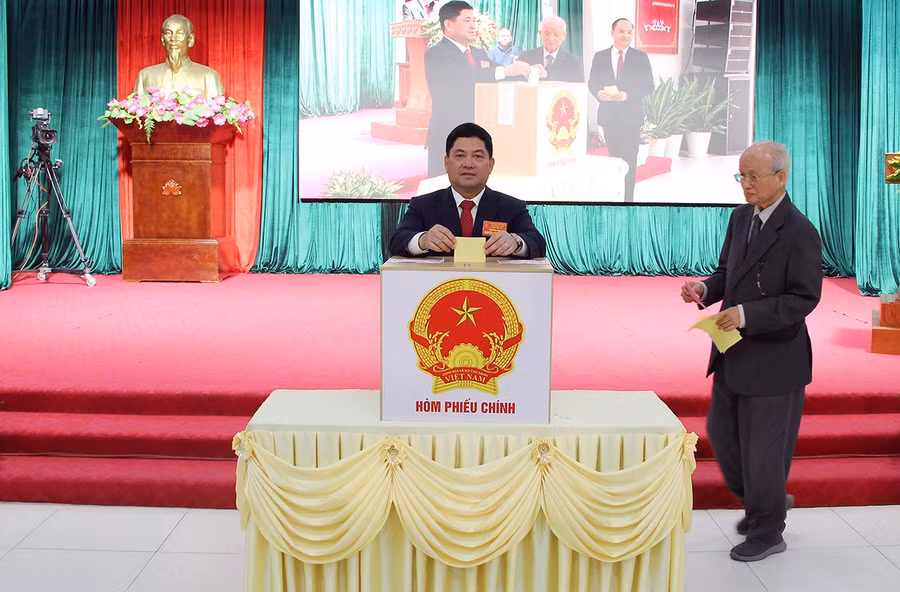 Ông Nguyễn Hồng Thái, Bí thư Tỉnh ủy Bắc Ninh bỏ phiếu bầu cử tại phường Bắc Giang.