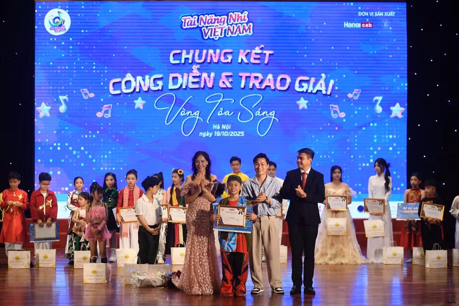 Hoàng Minh Trí được vinh danh tại cuộc thi.