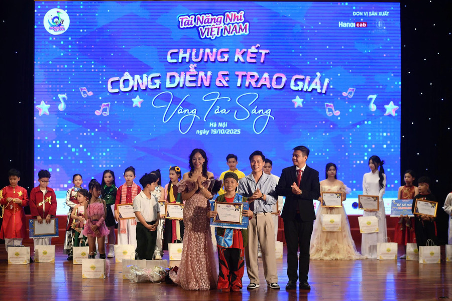 Hoàng Minh Trí được vinh danh tại cuộc thi.