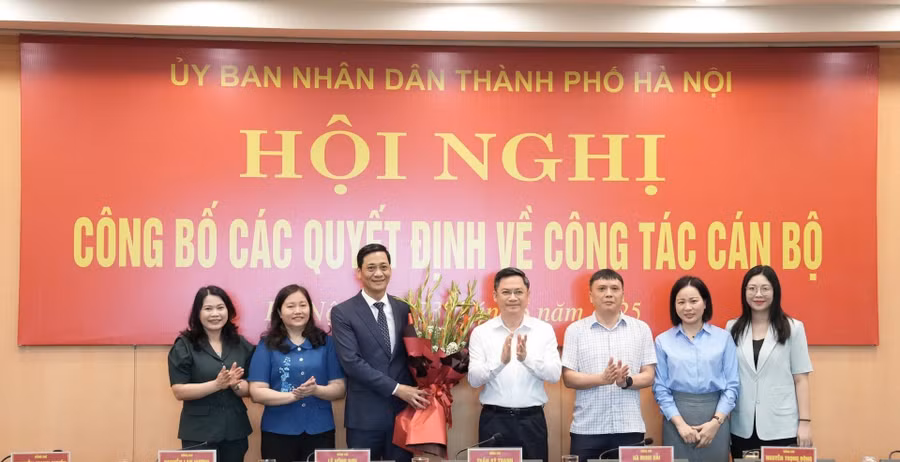 Lãnh đạo Ban Tổ chức Thành ủy Hà Nội tặng hoa chúc mừng tân Chánh Văn phòng UBND TP Hà Nội.