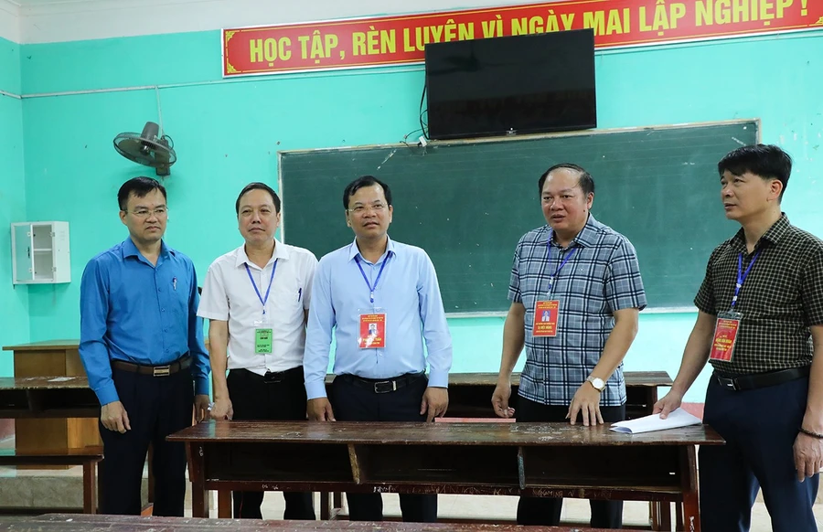 Phó Chủ tịch UBND tỉnh Bắc Giang Phan Thế Tuấn và đoàn công tác kiểm tra các điều kiện về phòng thi.