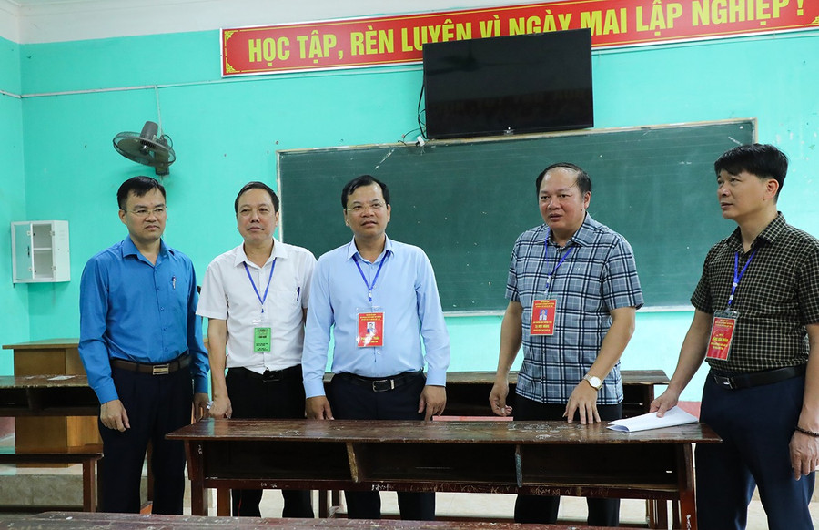 Phó Chủ tịch UBND tỉnh Bắc Giang Phan Thế Tuấn và đoàn công tác kiểm tra các điều kiện về phòng thi.