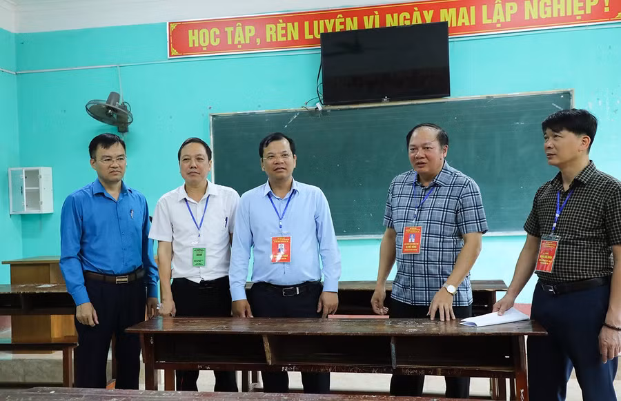 Phó Chủ tịch UBND tỉnh Bắc Giang Phan Thế Tuấn và đoàn công tác kiểm tra các điều kiện về phòng thi.