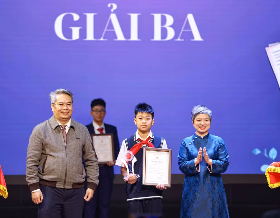 Em Nghiêm Xuân Bách lớp 7A9, Trường THCS Giảng Võ đạt giải Ba tại cuộc thi.