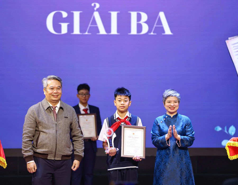 Em Nghiêm Xuân Bách lớp 7A9, Trường THCS Giảng Võ đạt giải Ba tại cuộc thi.