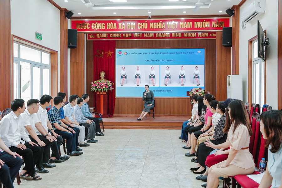 Diễn giả Thùy Anh chia sẻ về chuẩn hóa hình ảnh, tác phong, nghi thức giao tiếp. vh-2.jpg