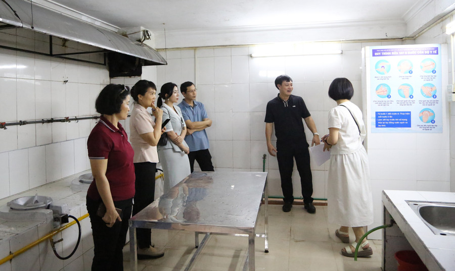 Khu vực bếp nấu ăn của Công ty TPT đang được khắc phục theo yêu cầu của đoàn kiểm tra. kiem-tra-lai.jpg