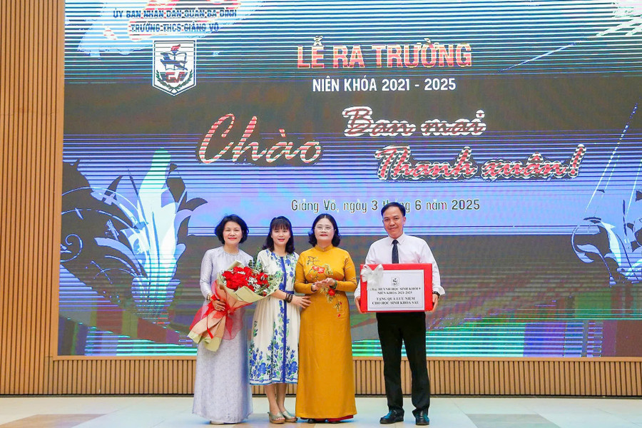 Đại diện phụ huynh học sinh tri ân Ban giám hiệu, thầy cô giáo Trường THCS Giảng Võ. gv-6.jpg