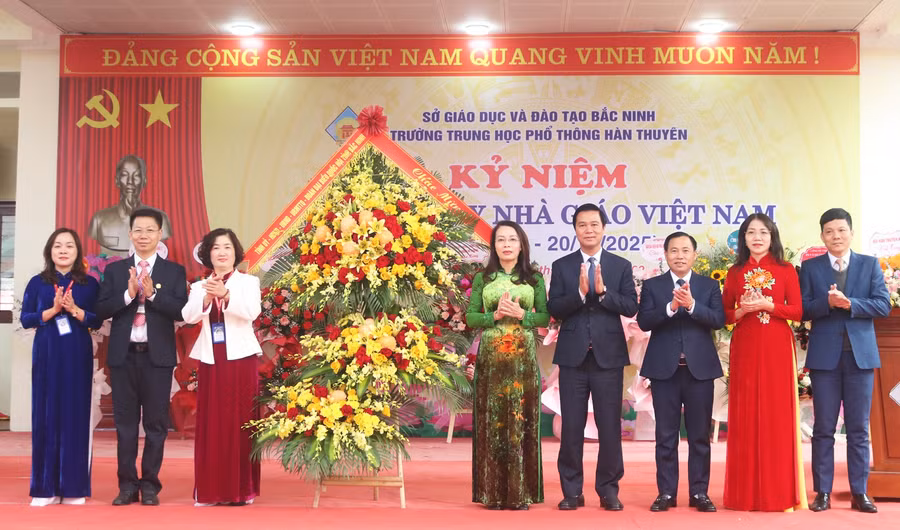 Lãnh đạo tỉnh Bắc Ninh tặng hoa chúc mừng Trường THPT Hàn Thuyên.