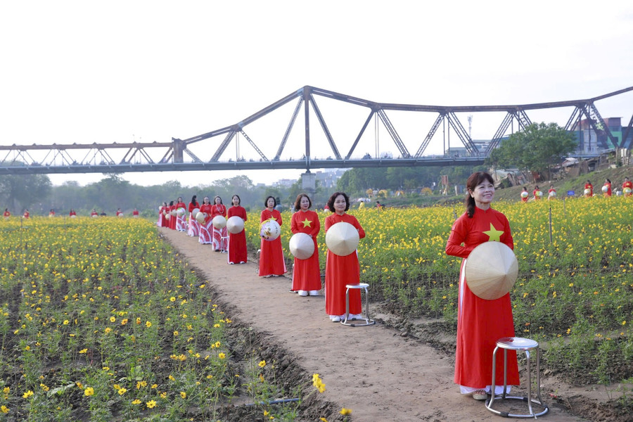 Hội viên Hội Liên hiệp phụ nữ quận Ba Đình tham gia tiết mục dân vũ tại lễ ra mắt “Bến hoa Phúc Xá - Ba Đình”.