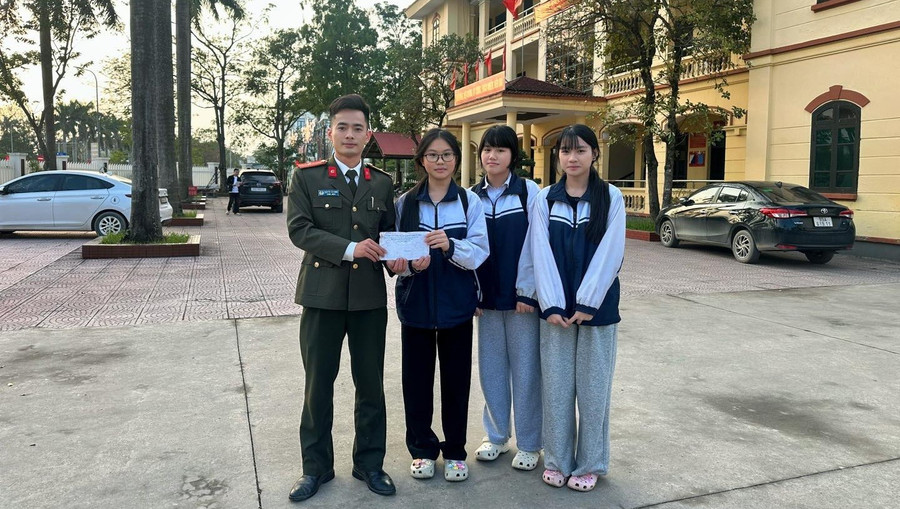 3 học sinh Bắc Ninh nhặt được của rơi trả người đánh mất