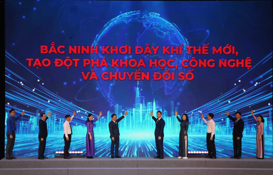 Lãnh đạo tỉnh Bắc Ninh thực hiện nghi thức bấm nút phát động các phong trào thi đua.