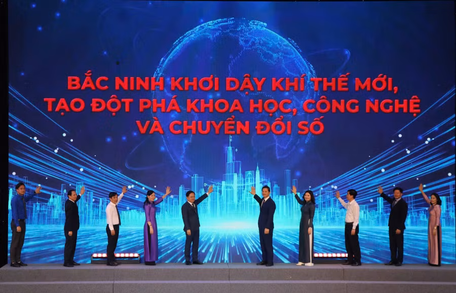 Lãnh đạo tỉnh Bắc Ninh thực hiện nghi thức bấm nút phát động các phong trào thi đua.