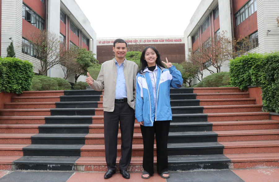 Trương Thanh Xuân cùng thầy giáo chủ nhiệm Lê Đăng Điển (Ảnh Đăng Chung).