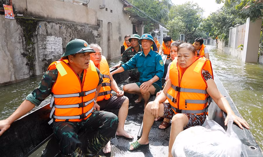 Những người dân được đưa đến nơi an toàn.