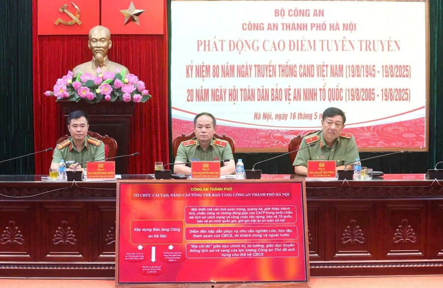 Giám đốc Công an TP Hà Nội (ngồi giữa) chủ trì hội nghị.