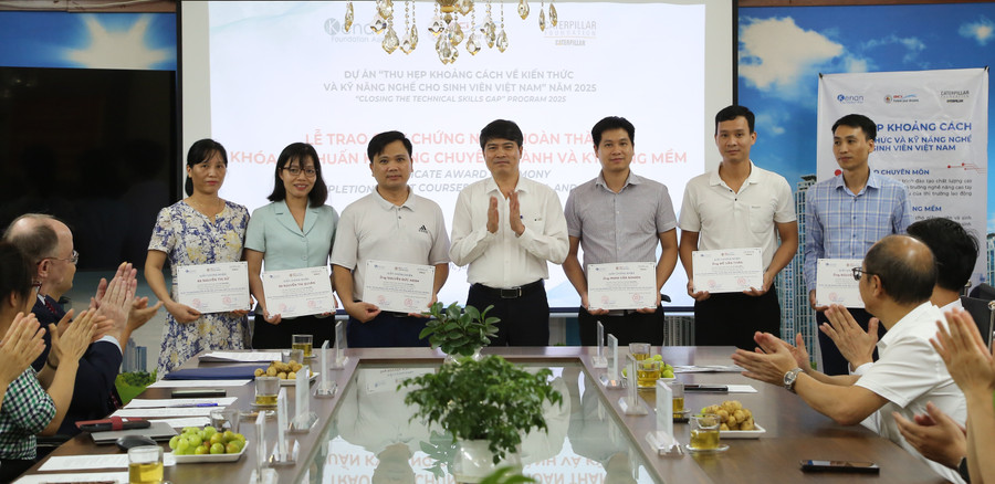 Ông Đoàn Xuân Thanh – Phó Giám đốc Sở GD&ĐT tỉnh Bắc Ninh trao giấy chứng nhận và chúc mừng các giảng viên.
