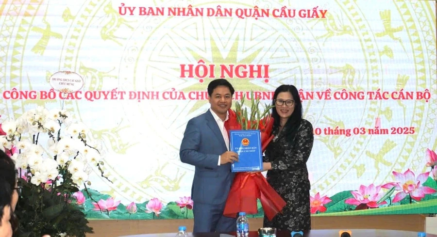 Lãnh đạo quận Cầu Giấy trao quyết định điều động, bổ nhiệm ông Lưu Văn Thông.