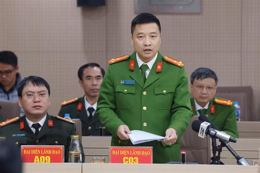 Thượng tá Vũ Thanh Tùng thông tin đến báo chí tiến độ các vụ án tham nhũng, lãng phí.