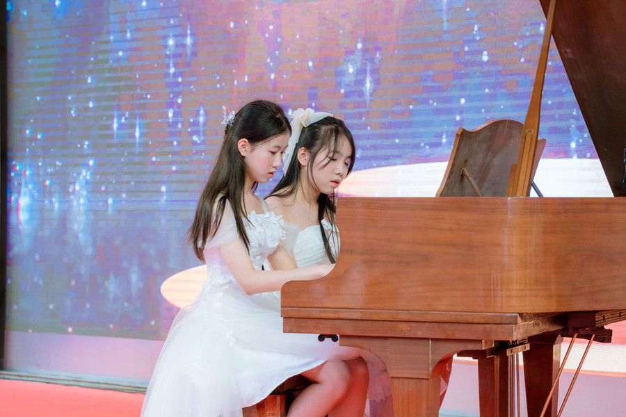 Với sự chuẩn bị kỹ lưỡng, học sinh THCS Cầu Giấy mang tới những tiết mục đầy cảm xúc, ý nghĩa. tru09248.jpg