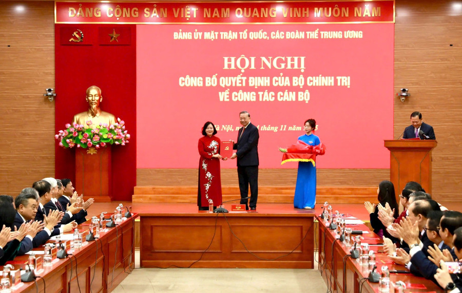 Tổng Bí thư Tô Lâm trao quyết định của Bộ Chính trị cho bà Bùi Thị Minh Hoài: (Ảnh: VT)