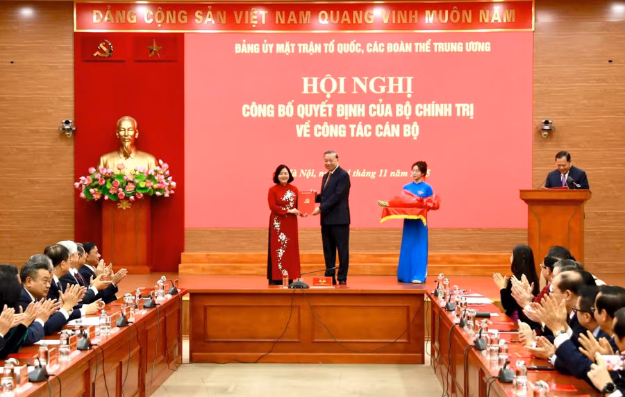 Tổng Bí thư Tô Lâm trao quyết định của Bộ Chính trị cho bà Bùi Thị Minh Hoài: (Ảnh: VT)