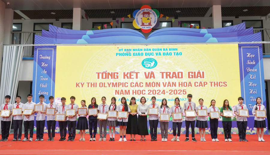 Đại diện Ban tổ chức cuộc thi, cô Nguyễn Ngọc Anh - Hiệu trưởng Trường THCS Thành Công (áo trắng) cùng đại biểu chúc mừng và trao giải Nhất cho các em học sinh. anh-2.jpg