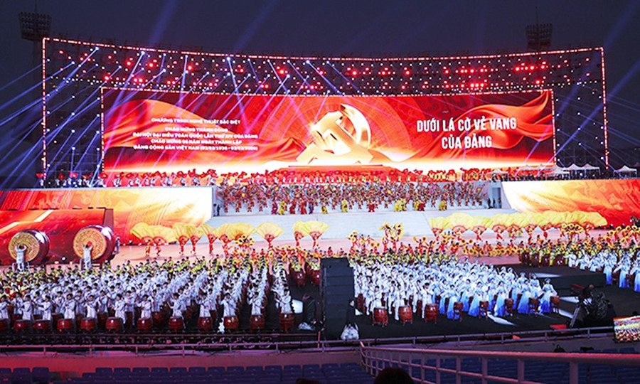 Toàn cảnh sân khấu tổng duyệt Chương trình nghệ thuật đặc biệt “Dưới lá cờ vẻ vang của Đảng”.