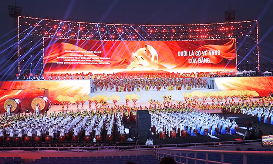 Toàn cảnh sân khấu tổng duyệt Chương trình nghệ thuật đặc biệt “Dưới lá cờ vẻ vang của Đảng”.