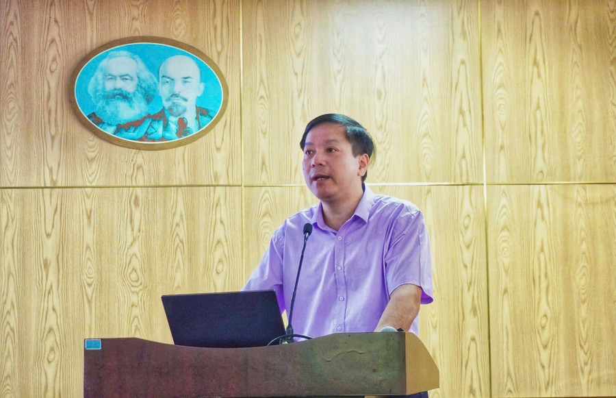 PGS. TS. Nguyễn Hoản – Trưởng khoa Kinh tế phát biểu về tầm quan trọng của môn Thực hành chứng khoán. z6667304888248-f712ae1fbee5168c921591acc8c0bf51.jpg