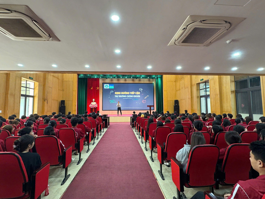 Các chuyên gia từ công ty VPBankS đang hướng dẫn sinh viên cách phân tích và lựa chọn cổ phiếu. z6667304888181-879d8f67731b204f783f574218d5cec6.jpg