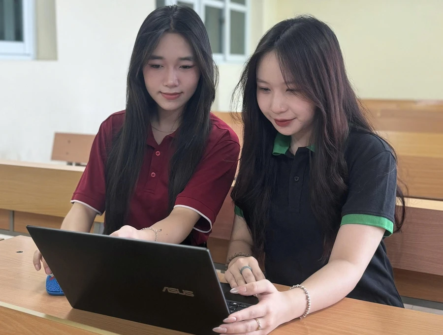 Sinh viên Khoa Kinh tế thực hành giao dịch chứng khoán trên nền tảng thật.