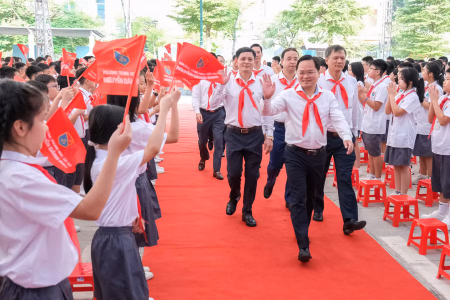 Bí thư Tỉnh ủy Bắc Ninh - Nguyễn Anh Tuấn chung vui với thầy trò Trường THCS Nguyễn Đăng Đạo.