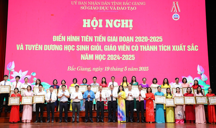 Phó Chủ tịch Thường trực UBND tỉnh Bắc Giang Mai Sơn và các đại biểu chụp ảnh lưu niệm cùng các giáo viên có thành tích xuất sắc trong bồi dưỡng HSG. 1747626180878-dai-bieu-vs-thay-co.png